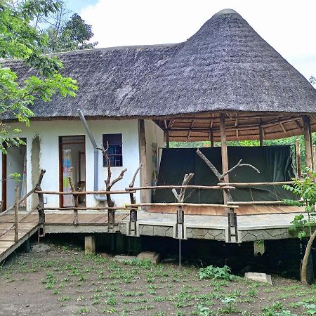 Chimpanzee Capital Safari Lodge Bigodi Экстерьер фото