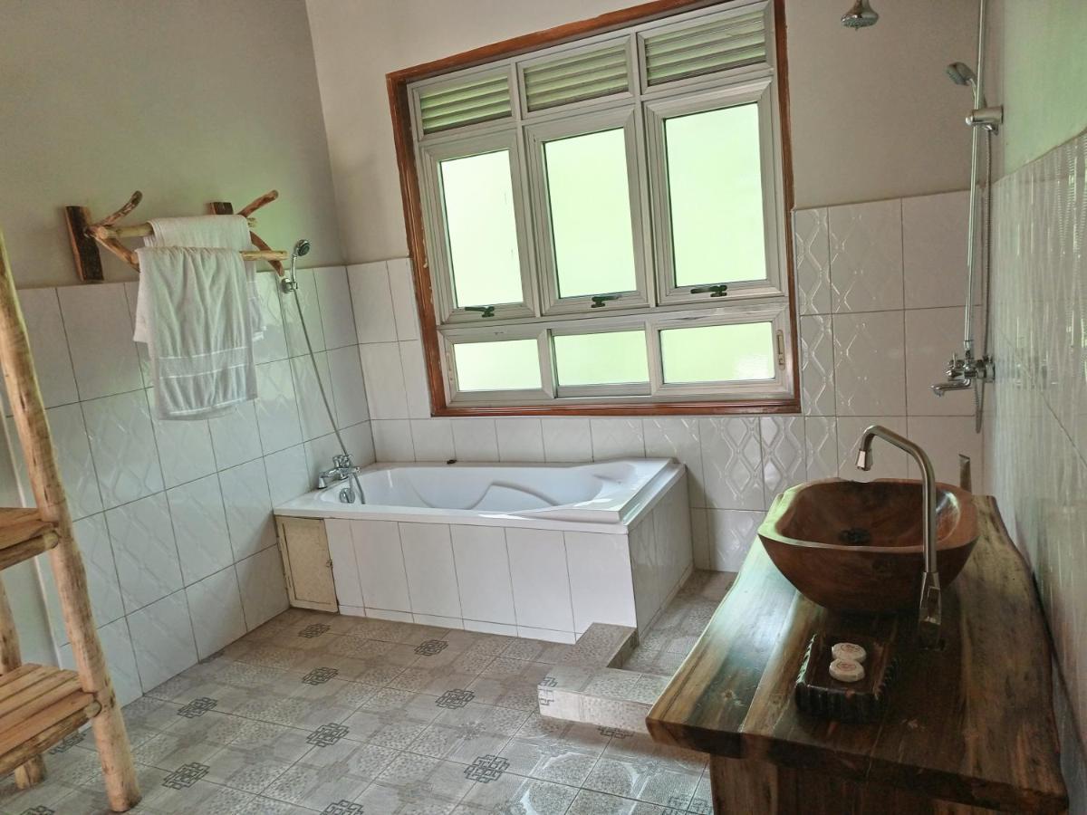 Chimpanzee Capital Safari Lodge Bigodi Экстерьер фото