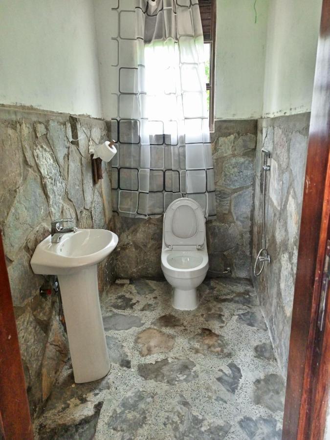 Chimpanzee Capital Safari Lodge Bigodi Экстерьер фото