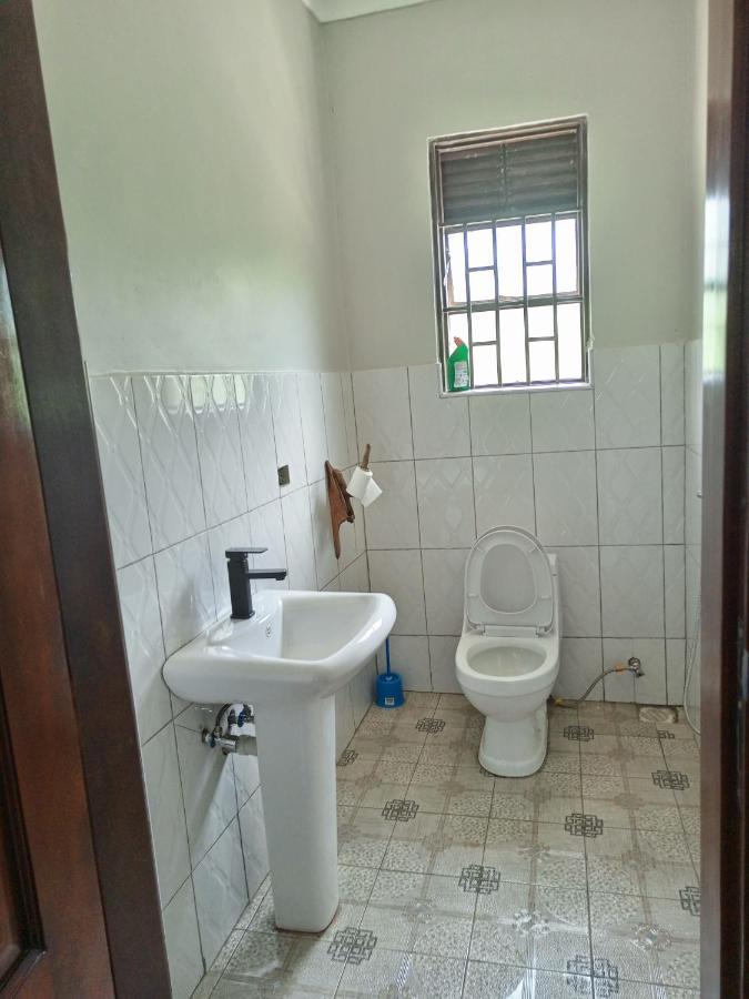 Chimpanzee Capital Safari Lodge Bigodi Экстерьер фото