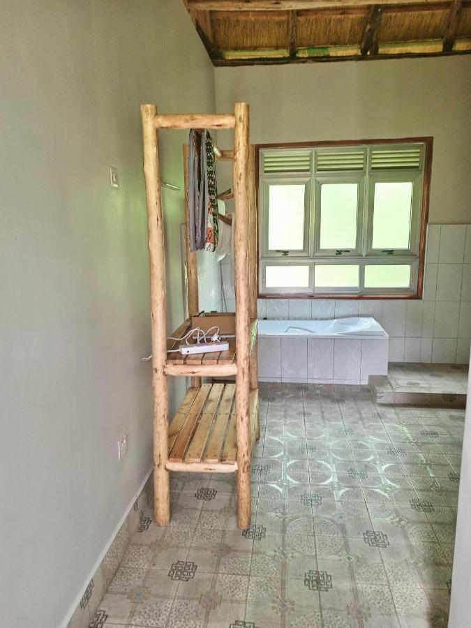 Chimpanzee Capital Safari Lodge Bigodi Экстерьер фото