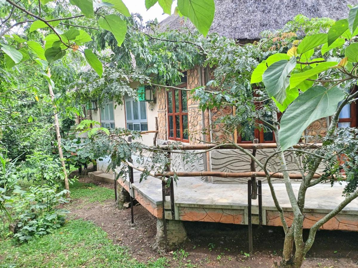 Chimpanzee Capital Safari Lodge Bigodi Экстерьер фото